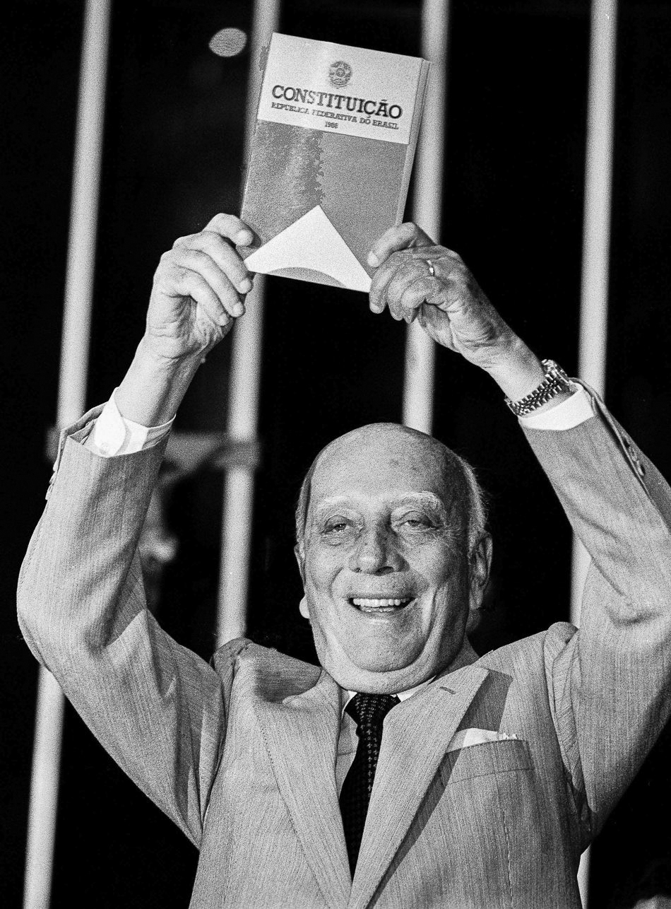 Ulysses Guimarães com a Constituição